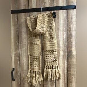 Echo knit scarf in pebble.